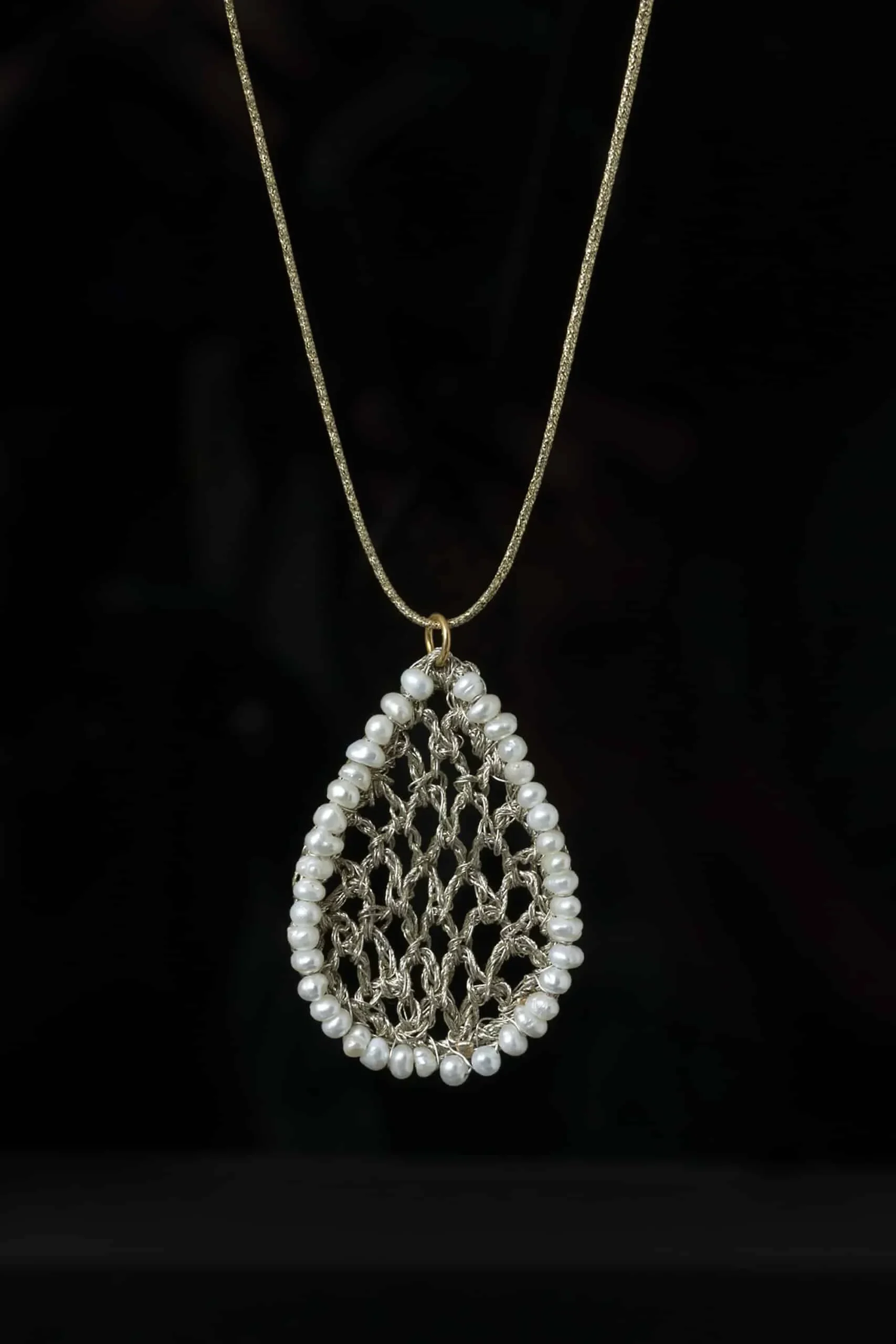 Χειροποίητα κοσμήματα | Πλεκτό ασημένιο μενταγιόν με χρυσόνημα και μαργαριτάρια gallery 1