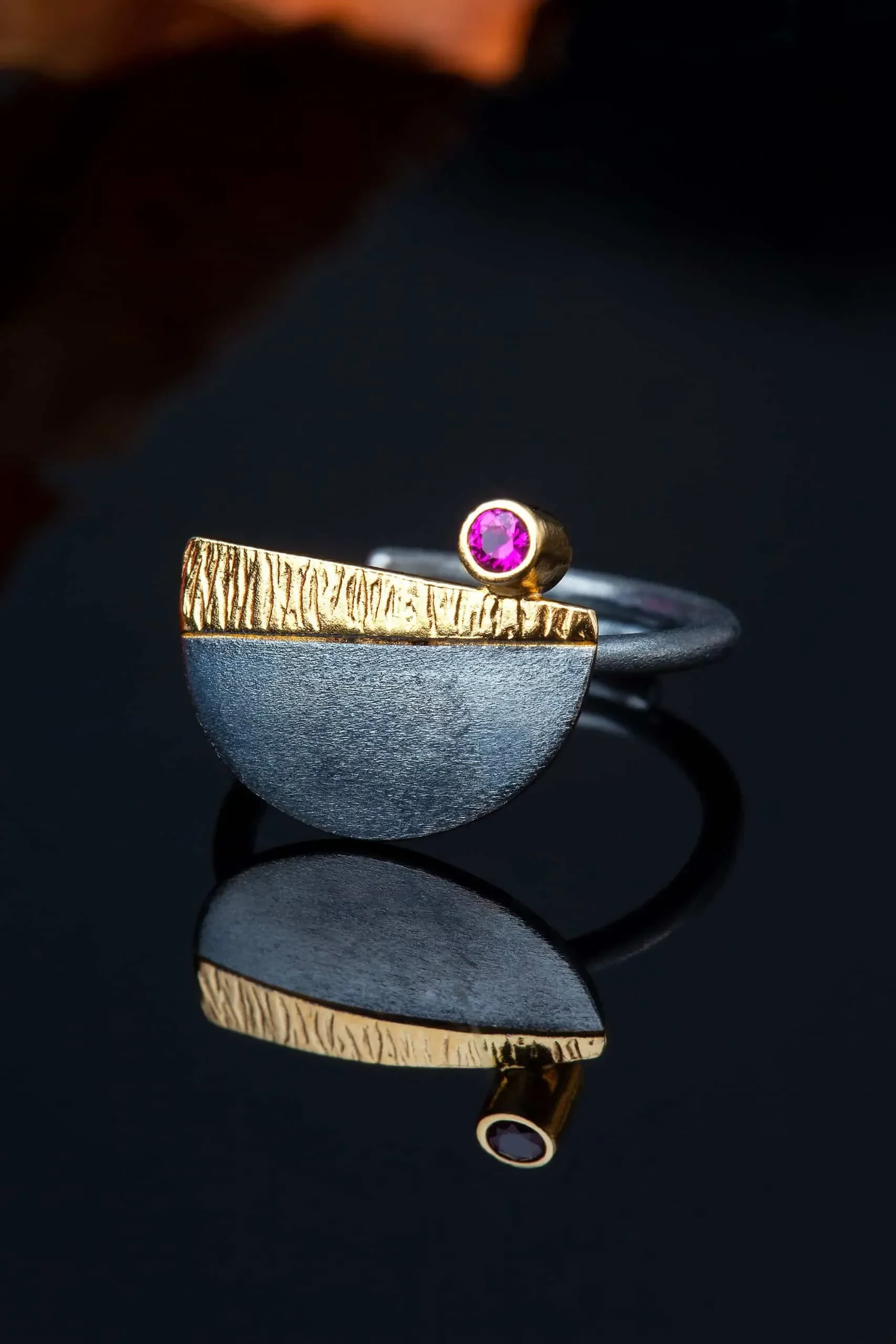 Χειροποίητα κοσμήματα | Ασημένιο δαχτυλίδι με μαύρη επιπλατίνωση, επίχρυση λεπτομέρεια και ζιργκόν gallery 4