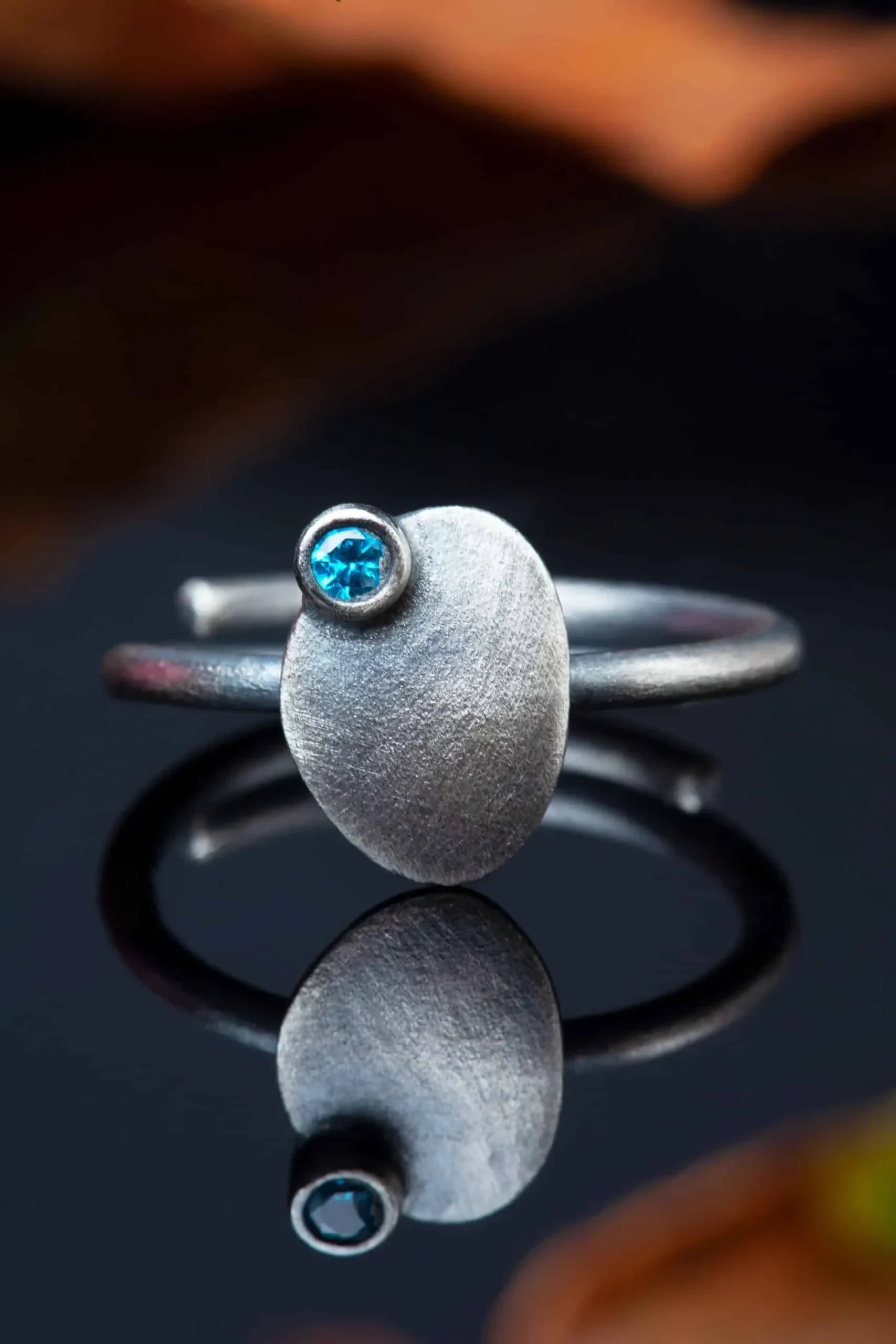 Χειροποίητα κοσμήματα | Οβάλ ασημένιο οξειδωμένο δαχτυλίδι με ζιργκόν gallery 1