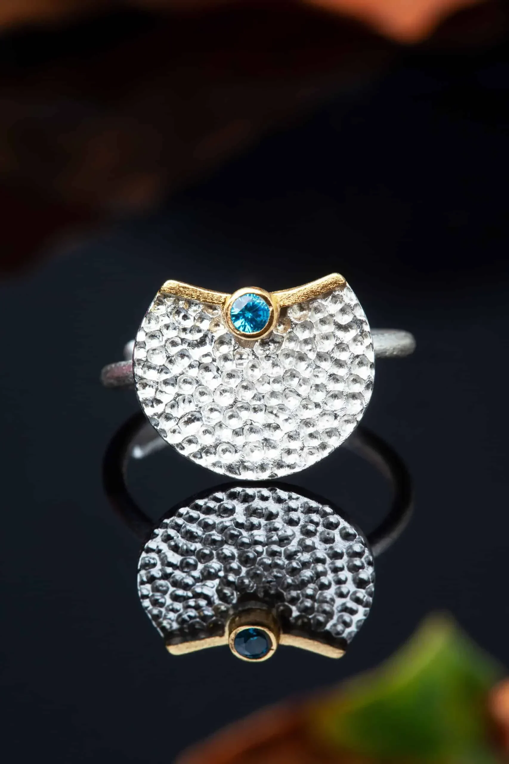 Χειροποίητα κοσμήματα | Κυκλικό ασημένιο δαχτυλίδι με επιπλατίνωση και επίχρυσες λεπτομέρειες, συδιασμένο με ζιργκόν gallery 2