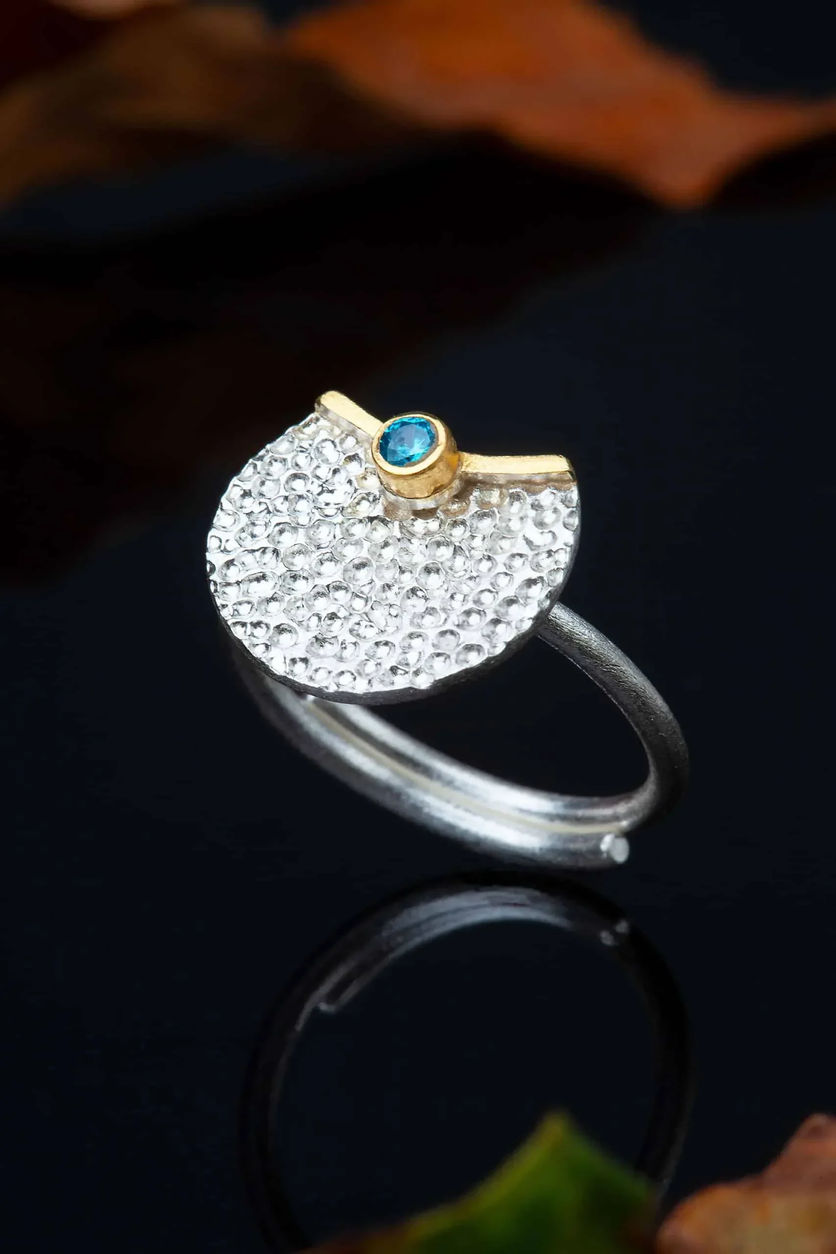 Χειροποίητα κοσμήματα | Κυκλικό ασημένιο δαχτυλίδι με επιπλατίνωση και επίχρυσες λεπτομέρειες, συδιασμένο με ζιργκόν gallery 1