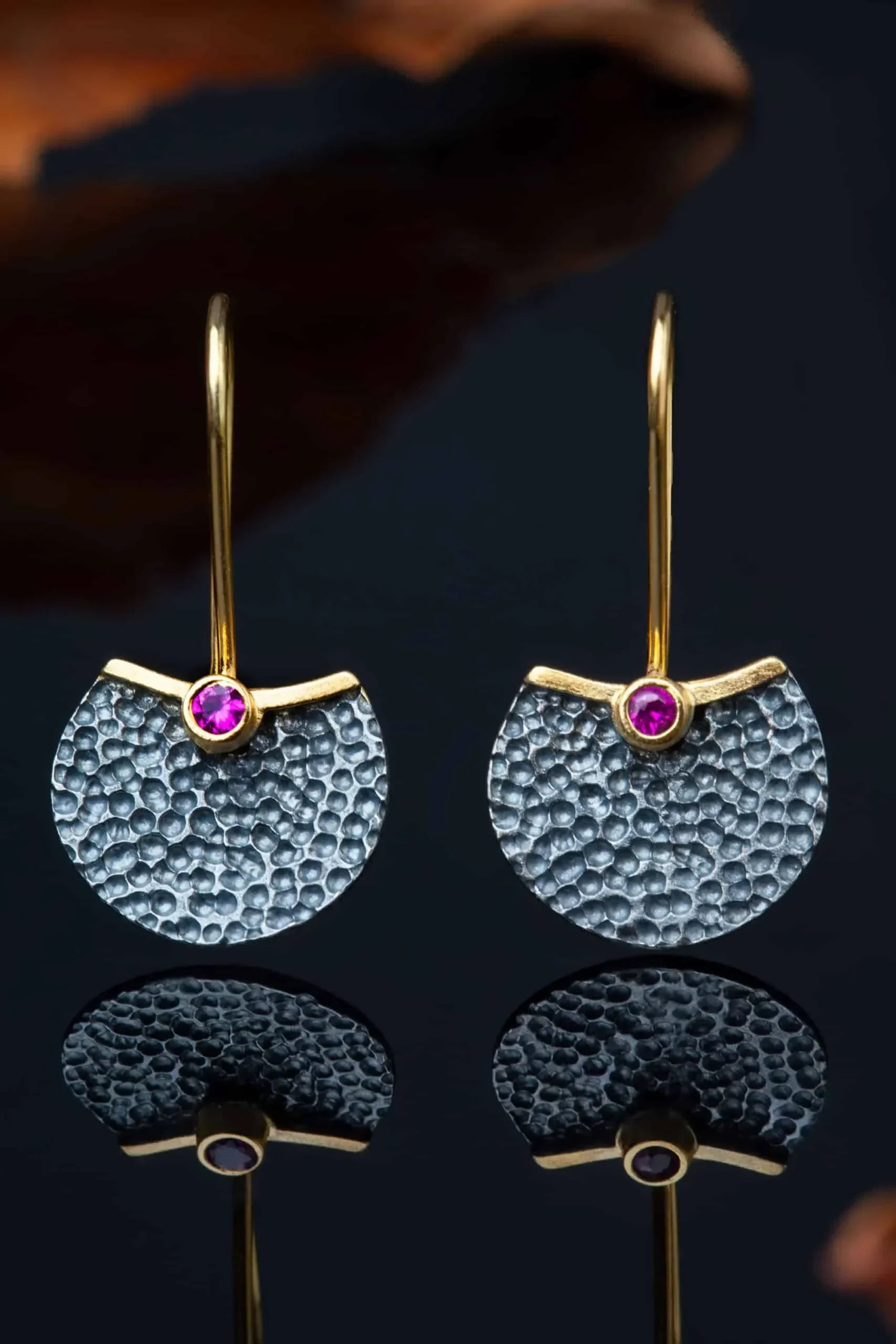 Χειροποίητα κοσμήματα | Ασημένια σκουλαρίκια με μαύρη επιπλατίνωση, επίχρυσες λεπτομέρειες και ζιργκόν gallery 2