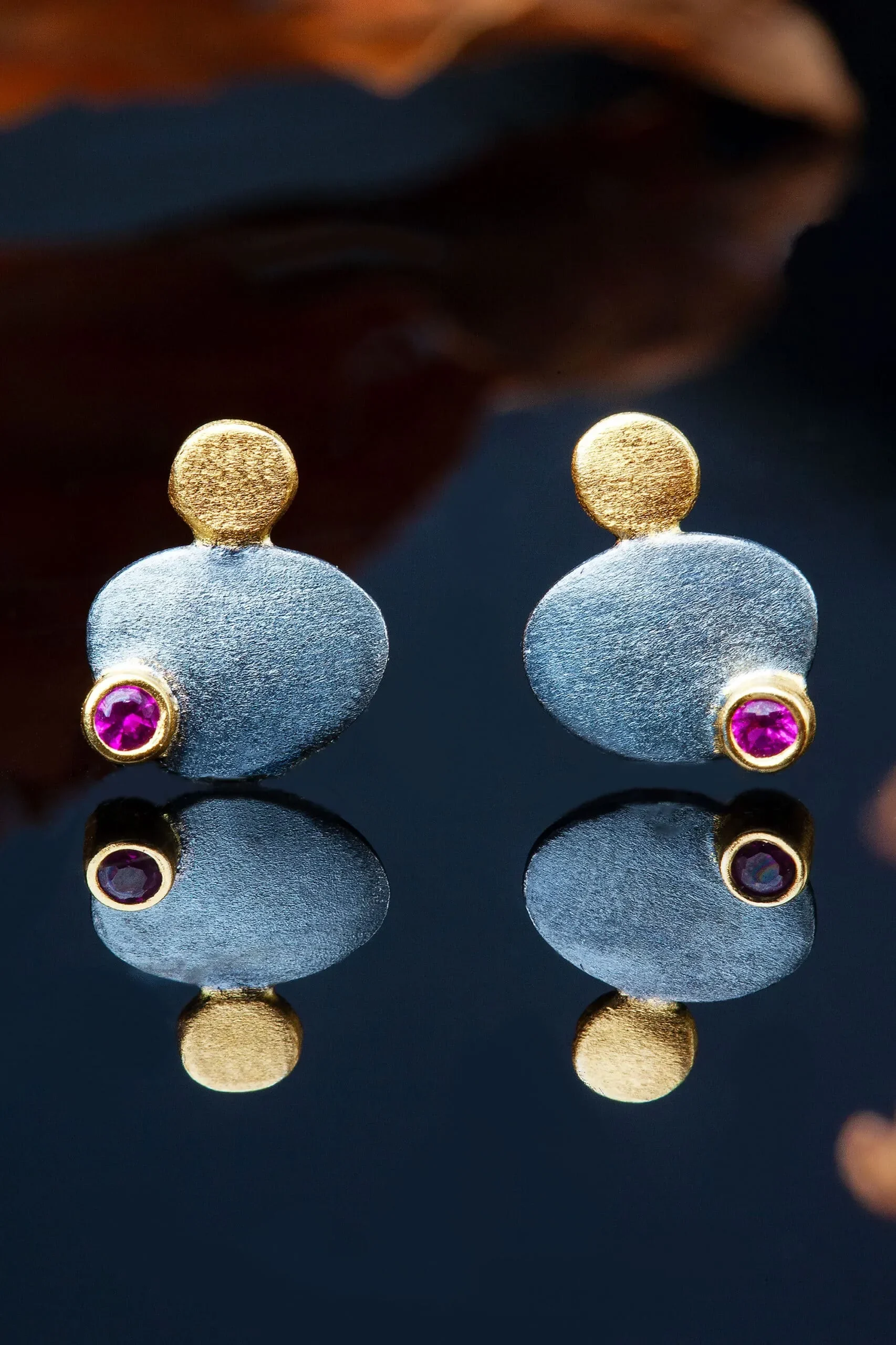Χειροποίητα κοσμήματα | Κυκλικά ασημένια σκουλαρίκια με μαύρη επιπλατίνωση και επίχρυσες λεπτομέρειες, συνδυασμένα με ζιργκόν gallery 1