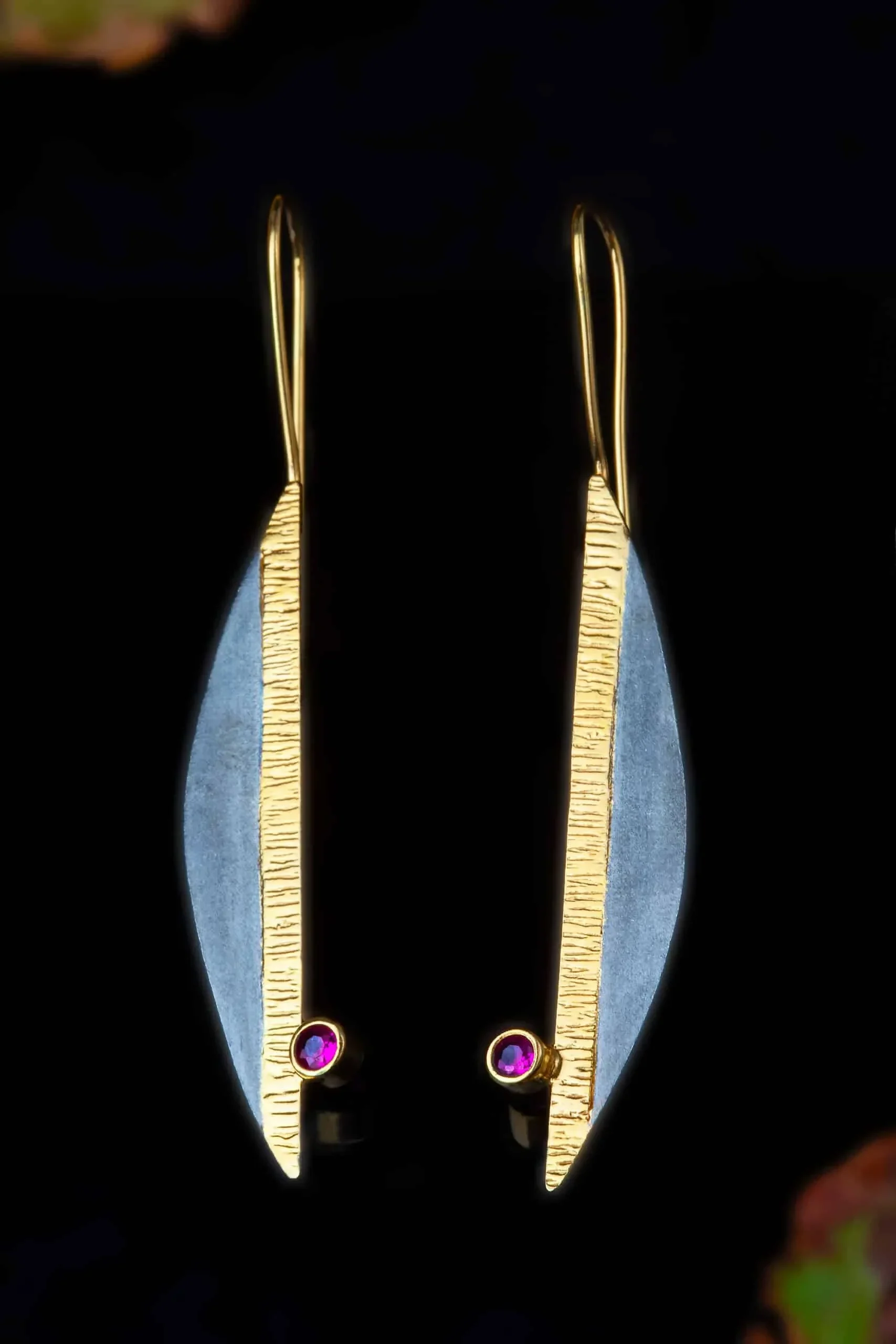 Χειροποίητα κοσμήματα | Ασημένια σκουλαρίκια με μαύρη επιπλατίνωση, επίχρυσες λεπτομέρειες και ζιργκόν gallery 1