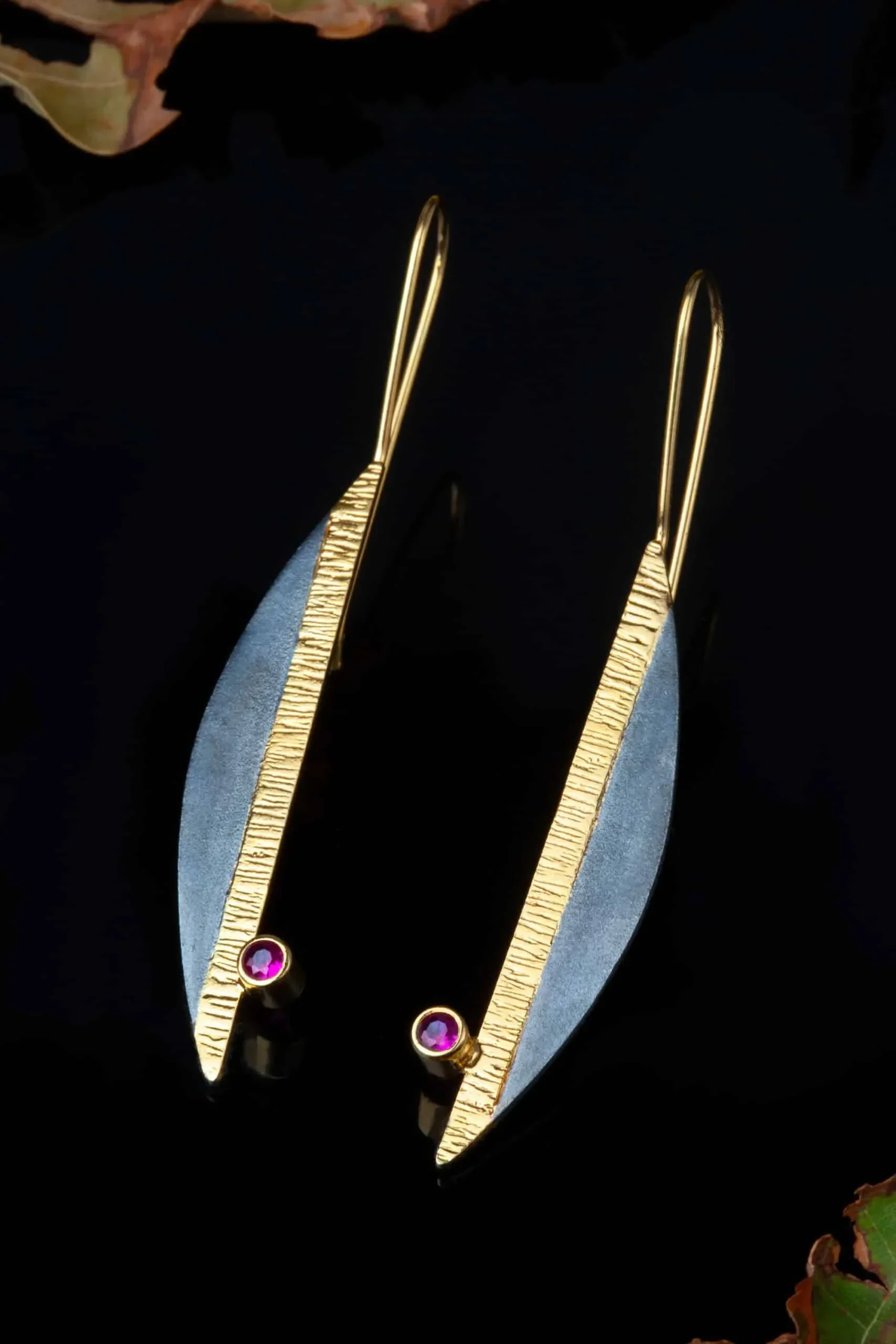 Χειροποίητα κοσμήματα | Ασημένια σκουλαρίκια με μαύρη επιπλατίνωση, επίχρυσες λεπτομέρειες και ζιργκόν gallery 2