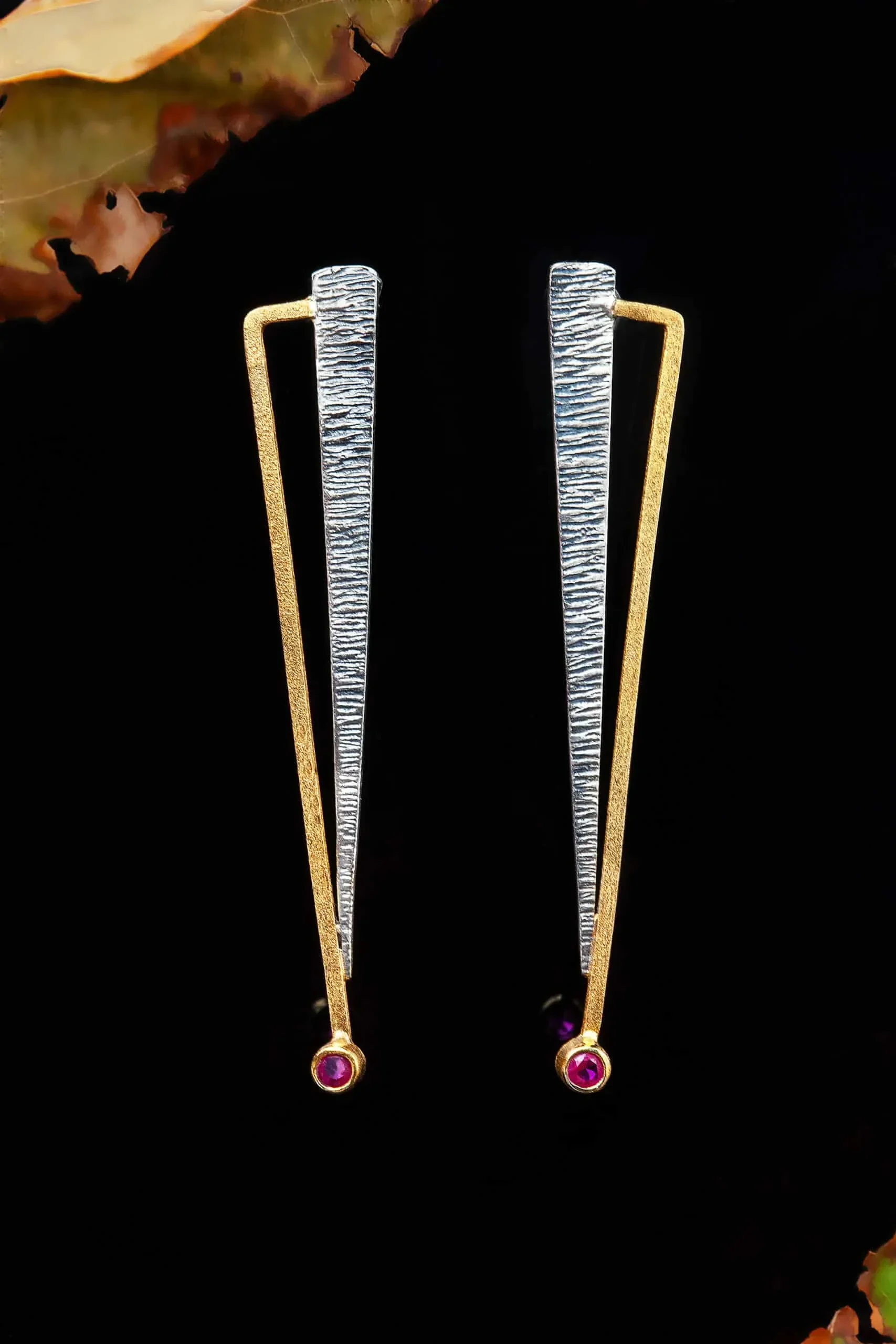 Χειροποίητα κοσμήματα | Ασημένια καρφωτά σκουλαρίκια με οξείδωση, επίχρυσες λεπτομέρειες και ζιργκόν gallery 1