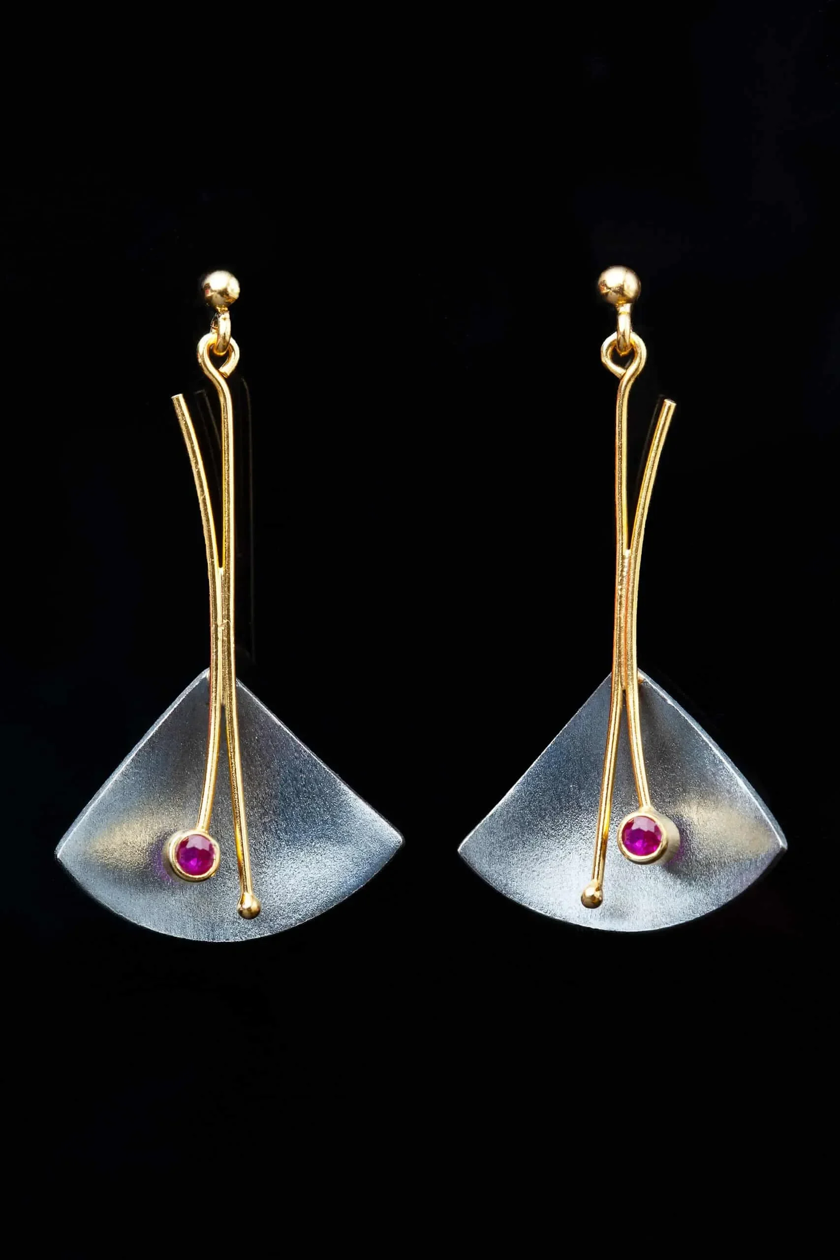 Χειροποίητα κοσμήματα | Ασημένια καρφωτά σκουλαρίκια με μαύρη επιπλατίνωση, επίχρυσες λεπτομέρειες και ζιργκόν gallery 1