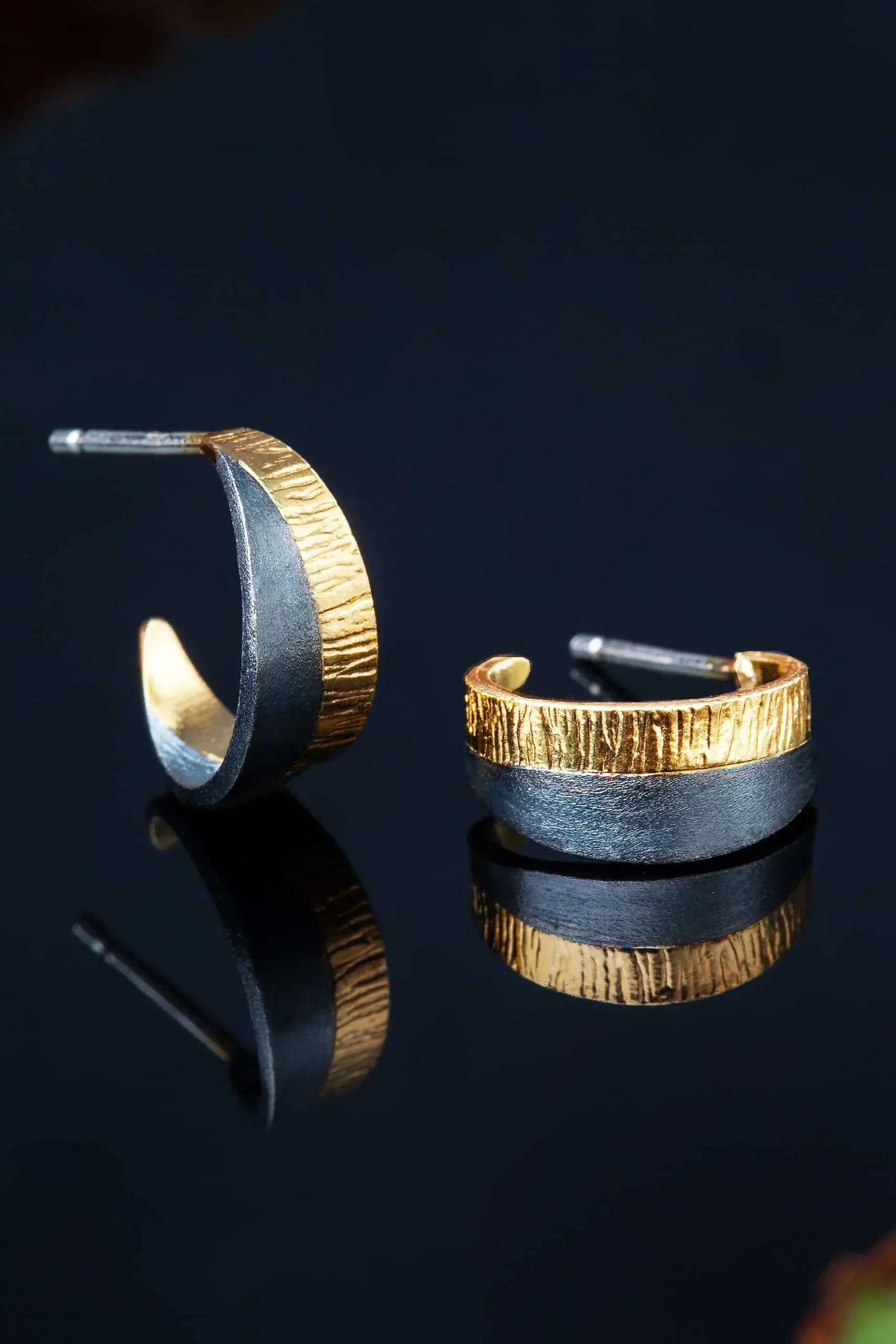 Χειροποίητα κοσμήματα | Ασημένιοι κρίκοι με επιχρύσωση και μαύρη επιπλατίνωση gallery 2