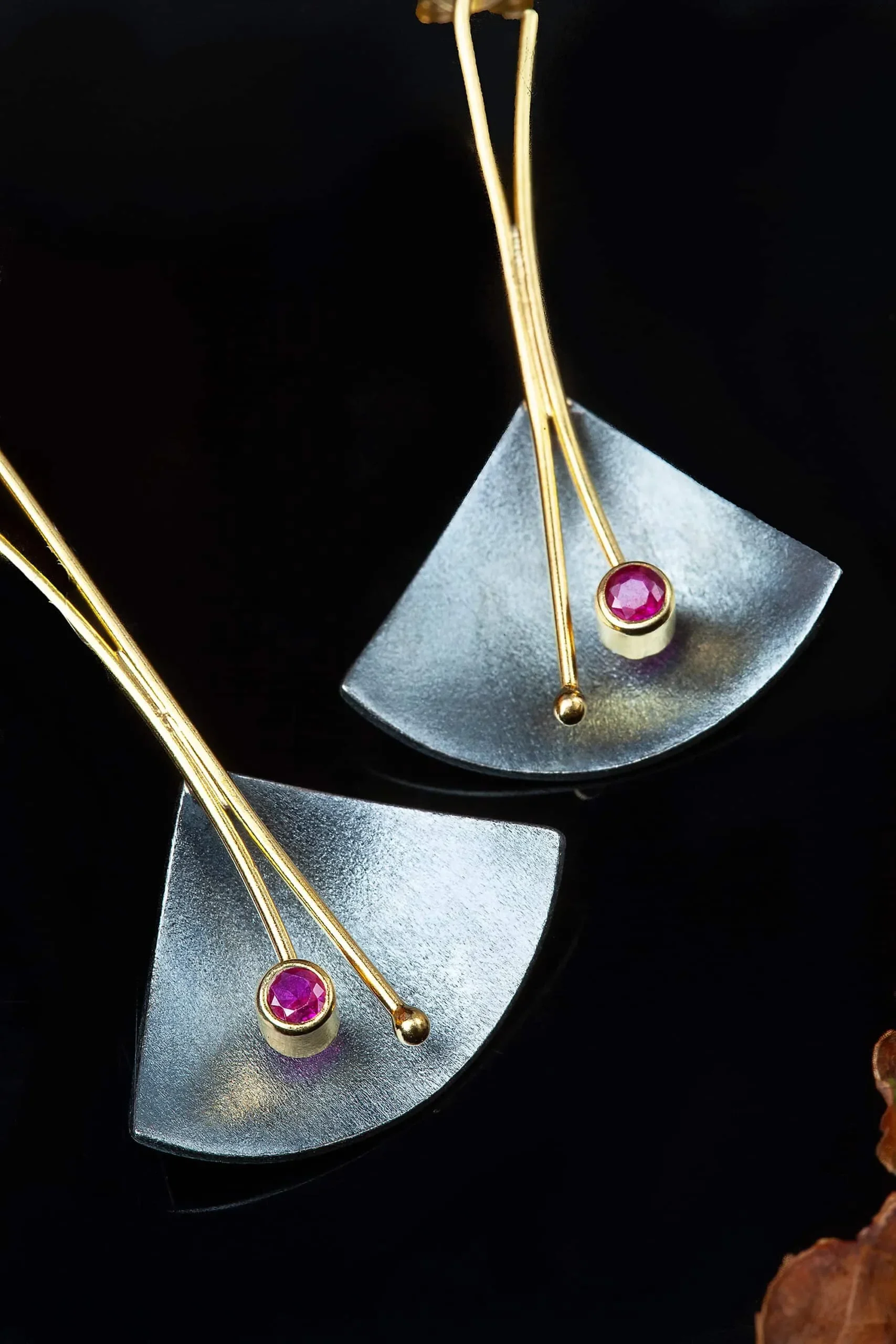 Χειροποίητα κοσμήματα | Ασημένια καρφωτά σκουλαρίκια με μαύρη επιπλατίνωση, επίχρυσες λεπτομέρειες και ζιργκόν gallery 2