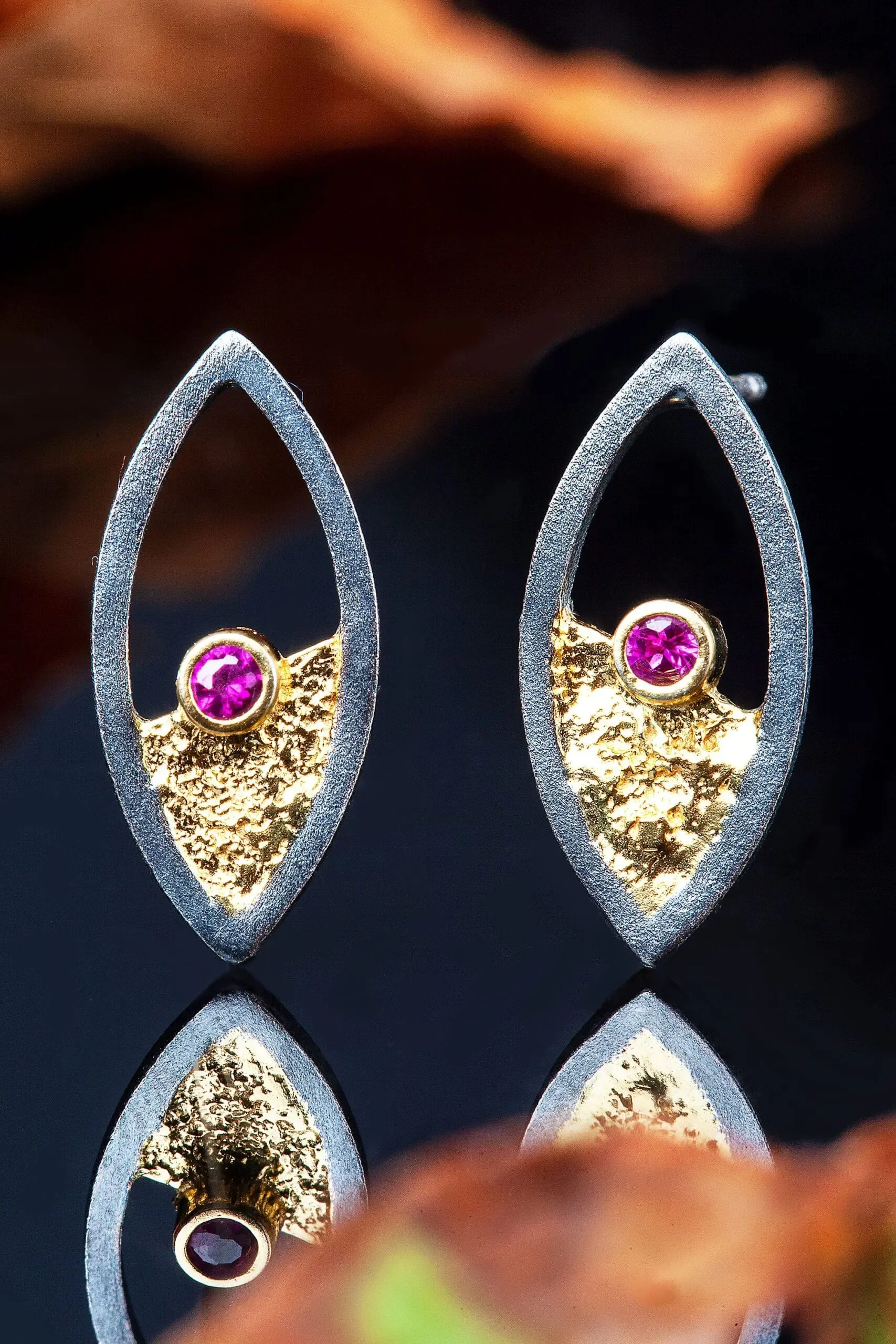 Χειροποίητα κοσμήματα | Ασημένια καρφωτά σκουλαρίκια με μαύρη επιπλατίνωση, επίχρυσες λεπτομέρειες και ζιργκόν gallery 1