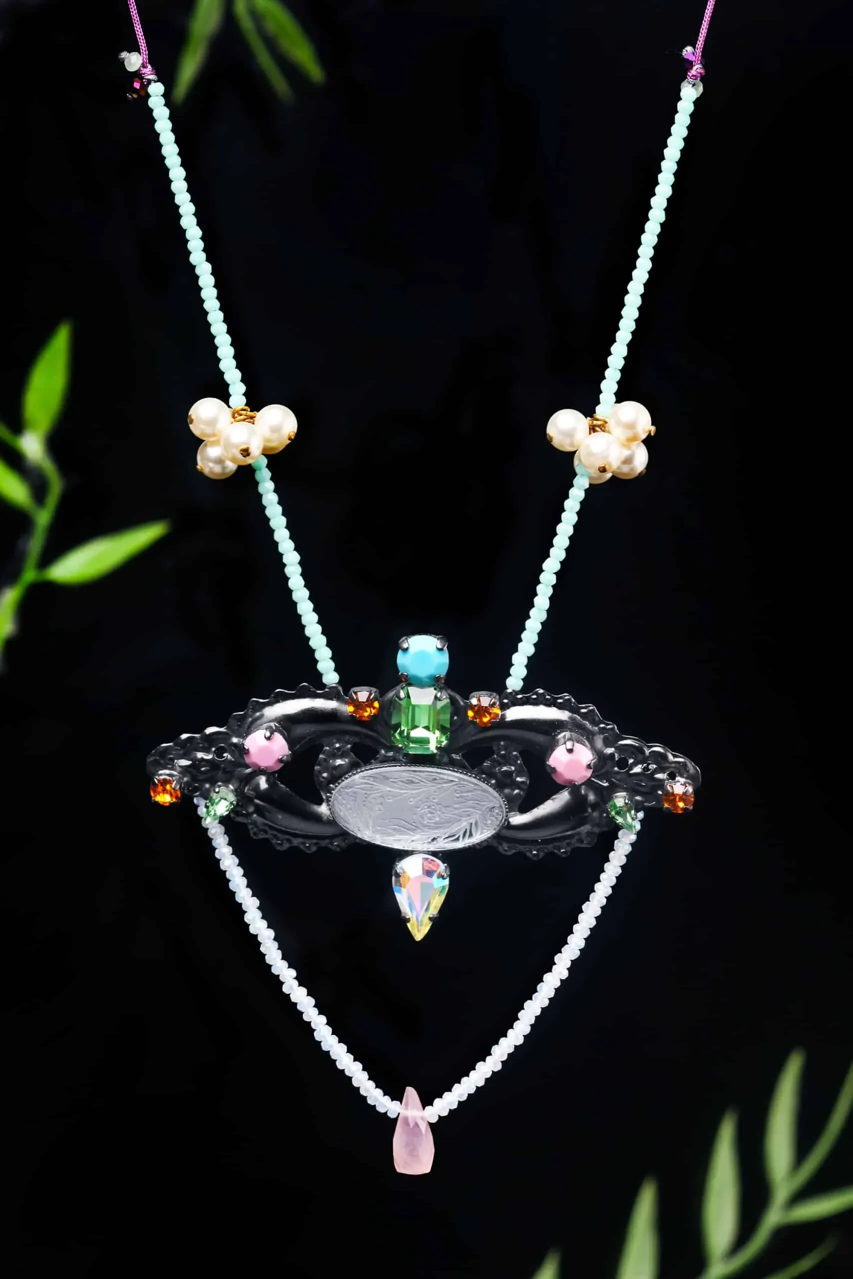 Χειροποίητα κοσμήματα | Μακρύ κολιέ από ορείχαλκο με κρύσταλλα Swarovski, μαργαριτάρια και γυάλινα στοιχεία gallery 1