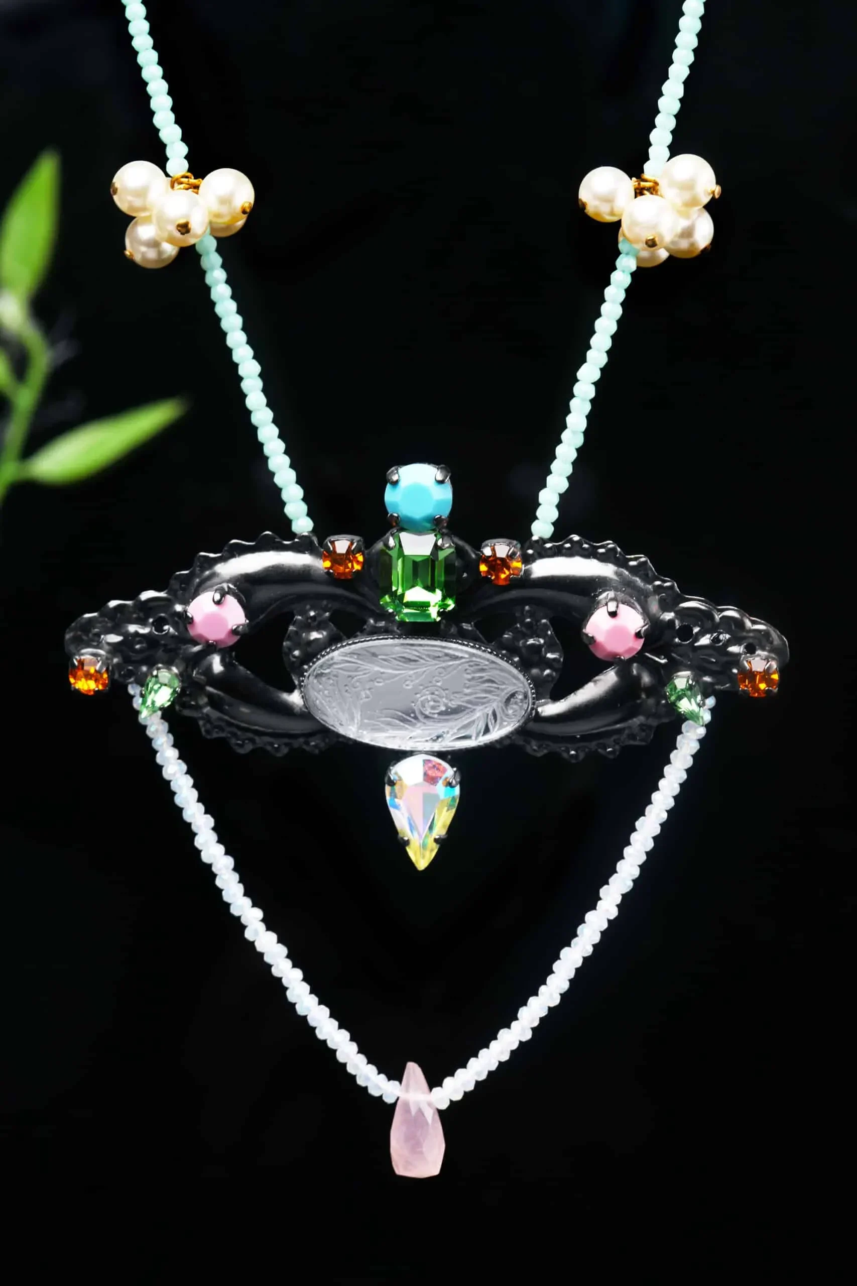 Χειροποίητα κοσμήματα | Μακρύ κολιέ από ορείχαλκο με κρύσταλλα Swarovski, μαργαριτάρια και γυάλινα στοιχεία gallery 2