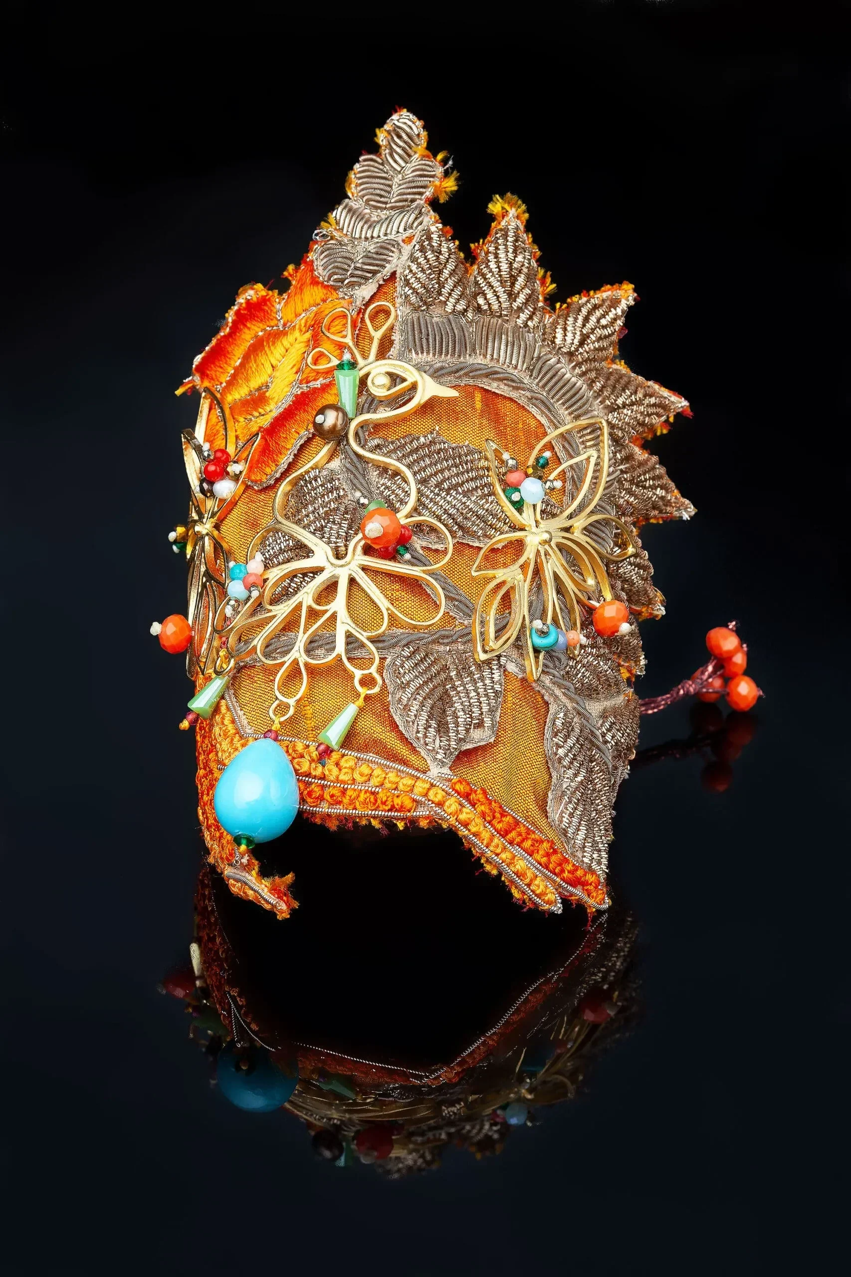 Χειροποίητα κοσμήματα | Βραχιόλι περικάρπιο από επιχρυσωμένο ορείχαλκο, συνδυασμένο με κεντημένο ύφασμα, τουρκουάζ και ημιπολύτιμα στοιχεία gallery 4