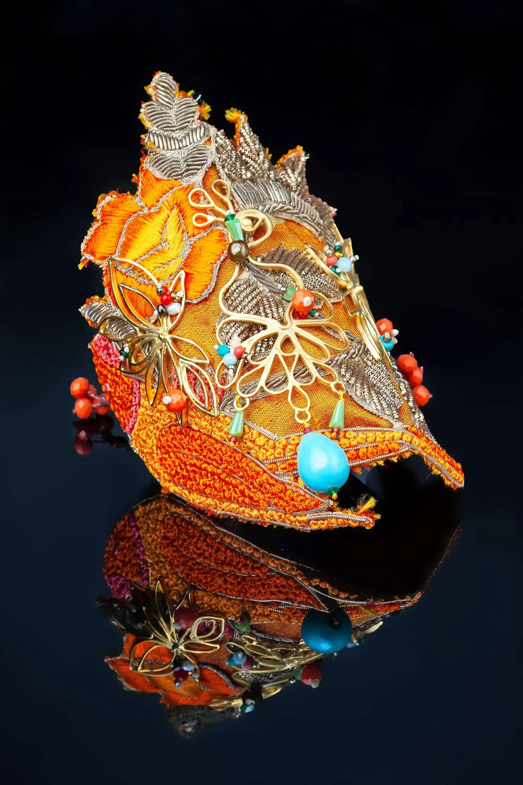 Χειροποίητα κοσμήματα | Βραχιόλι περικάρπιο από επιχρυσωμένο ορείχαλκο, συνδυασμένο με κεντημένο ύφασμα, τουρκουάζ και ημιπολύτιμα στοιχεία gallery 2