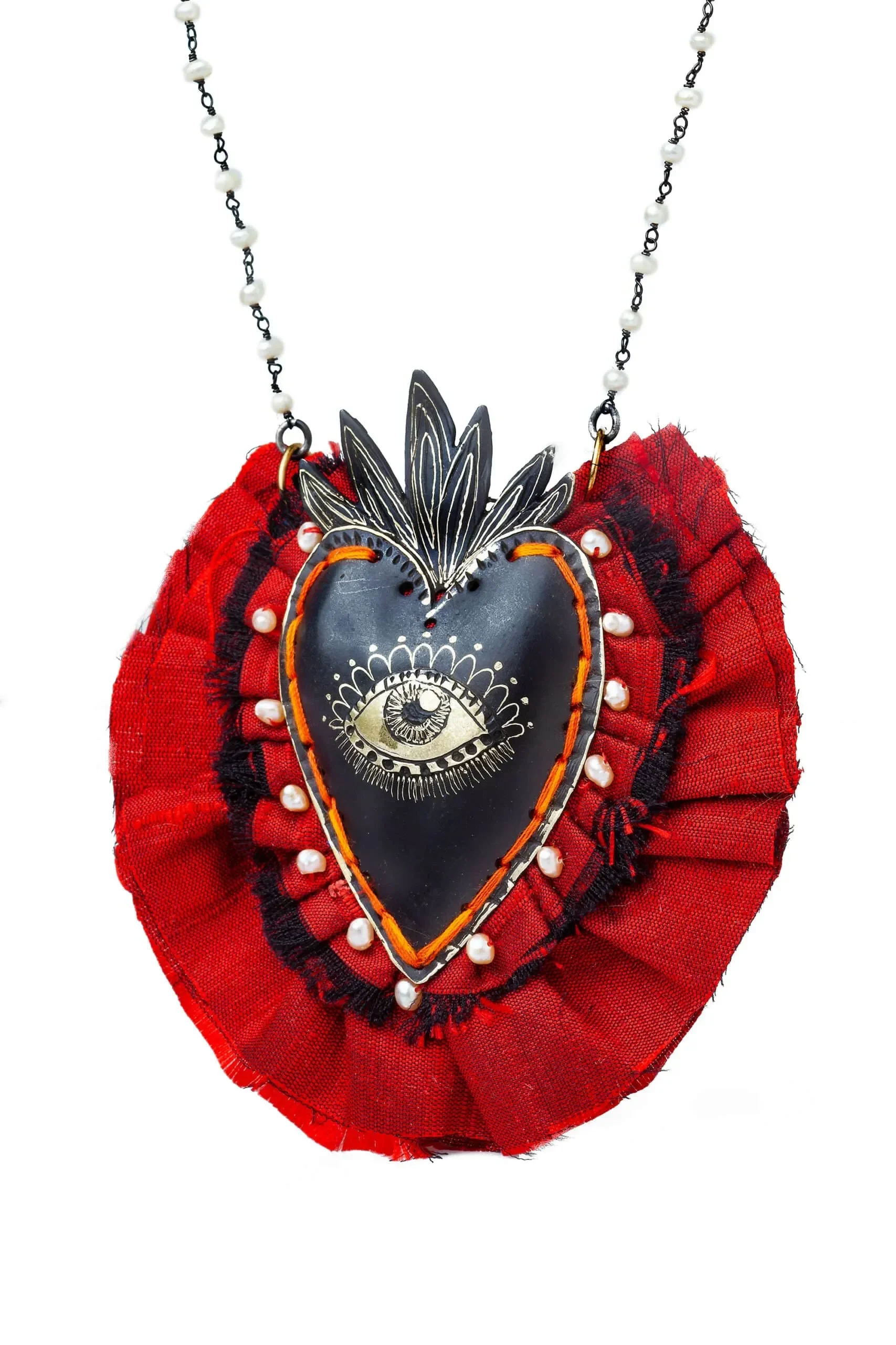 Χειροποίητα κοσμήματα | Μακρύ κολιέ καρδιά από ορείχαλκο συνδυασμένο με κόκκινο μεταξωτό ύφασμα gallery 1