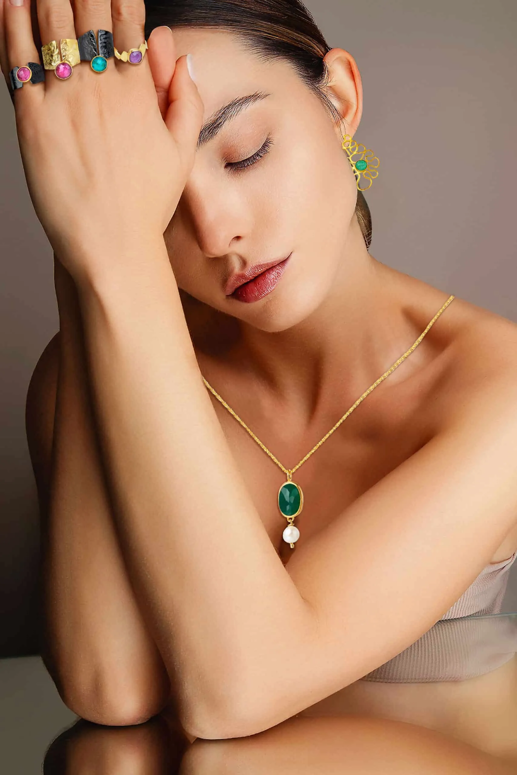 Χειροποίητα κοσμήματα | Ασημένιο επίχρυσο μενταγιόν με πράσινο αχάτη, και επίχρυση ασημένια αλυσίδα gallery 1
