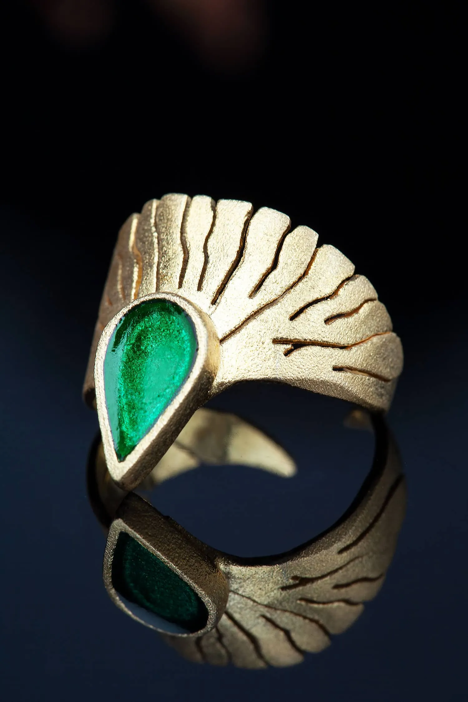 Χειροποίητα κοσμήματα | Φτερό ασημένιο επιχρυσωμένο δαχτυλίδι με πράσινο σμάλτο gallery 1