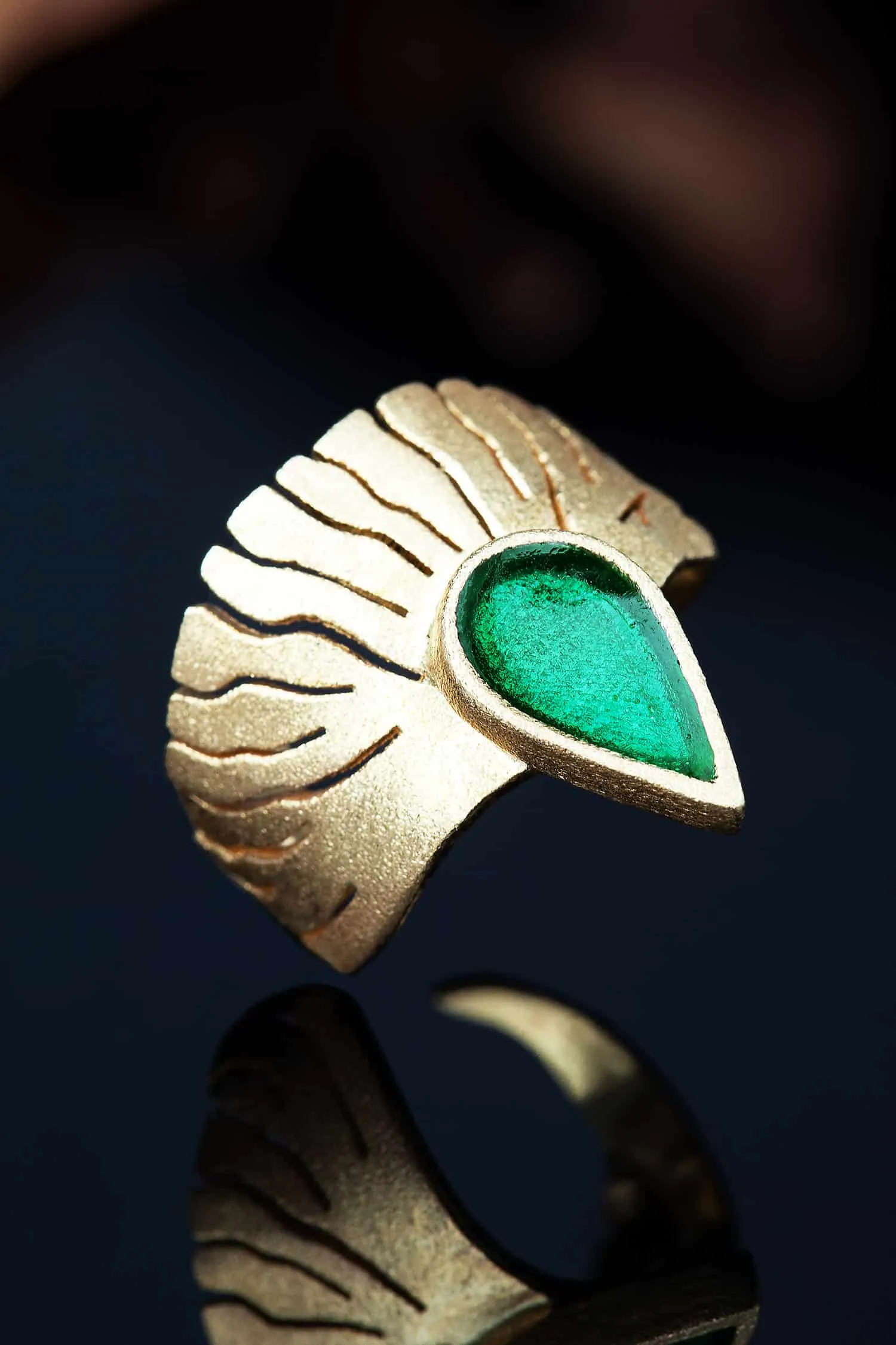 Χειροποίητα κοσμήματα | Φτερό ασημένιο επιχρυσωμένο δαχτυλίδι με πράσινο σμάλτο gallery 2